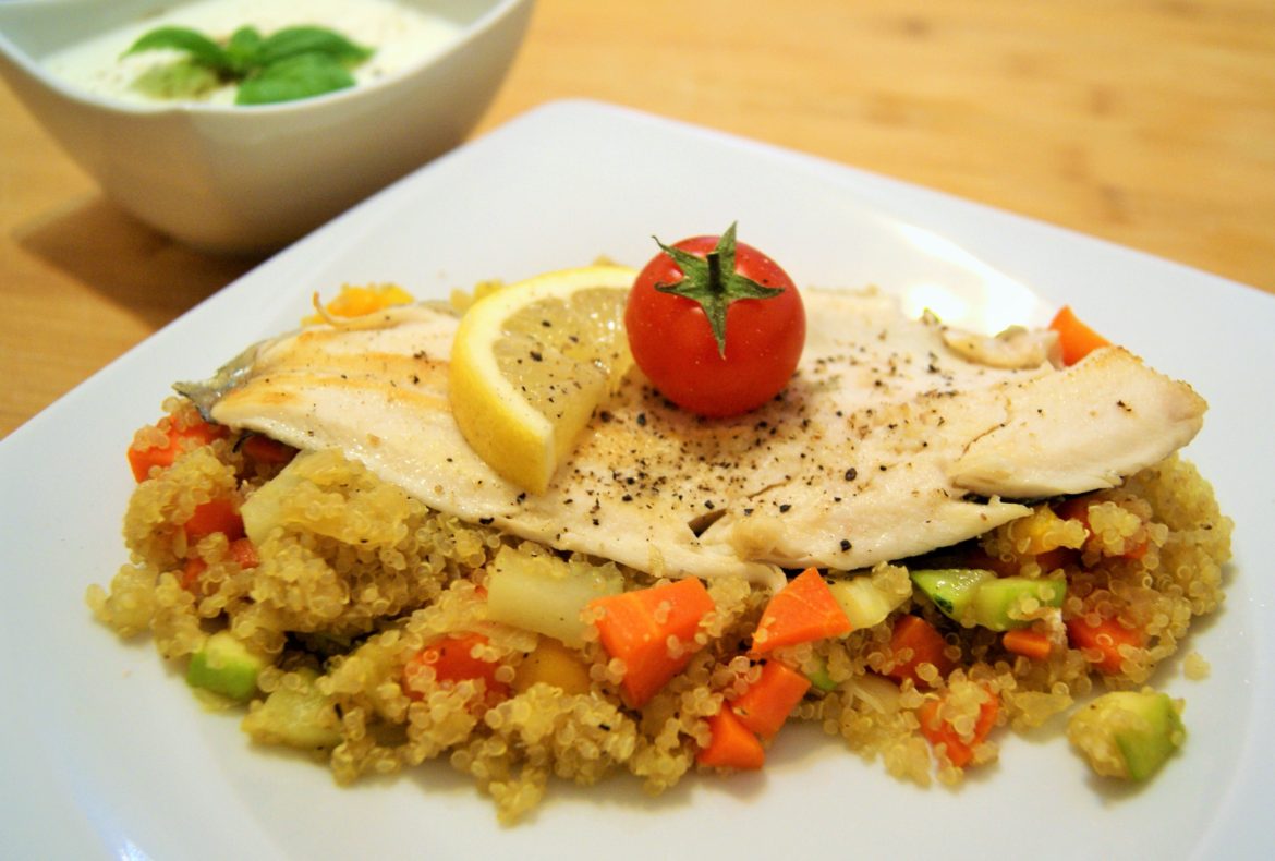 Forellenfilet auf Gemüse-Quinoa-Bett - Ernährungsliebe.at ...